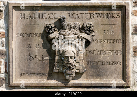 Datum Stein zum Gedenken an Bau von Ogden Wasser-Reservoir in der Nähe von Halifax, West Yorkshire Stockfoto