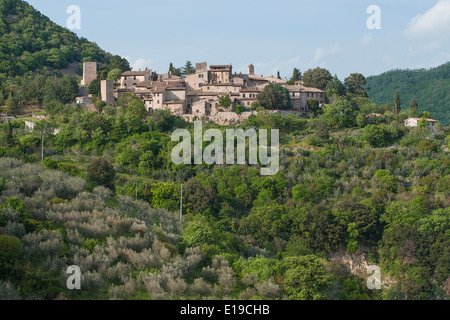 Panorama von Collepino, einer Kleinstadt in der Nähe von Spello, in der Unterseite des Berges Subasio. Das Dorf ist 600 Meter hoch. Stockfoto