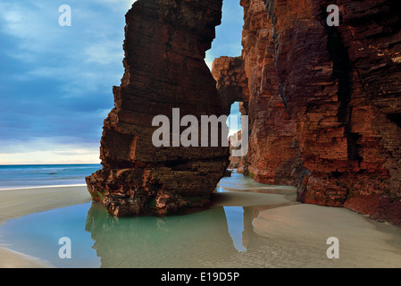 Spanien, Galicien: Schiefer-Arkaden am Strand als Catedrales Stockfoto
