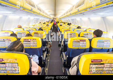 Flugzeugsitze und Innenraum an Bord eines Ryanair-Fluges, England, Großbritannien Stockfoto