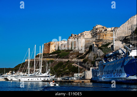 Europa. Frankreich. Corse-du-Sud (2A). Bonifacio. Segelboote in einer Marina vor den Wällen Stockfoto