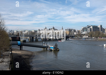 Blick vom Waterloo Brücke über die Themse zum Jubiläum (Hungerford) Bridge London Stockfoto