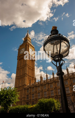 Elizabeth Tower und Big Ben vom neuen Schloss Hof. Häuser des Parlaments London. Stockfoto