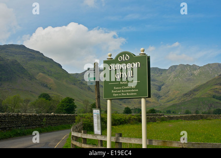 Bushaltestelle und Zeichen für die alten Dungeon Ghyll Hotel, Great Langdale, Nationalpark Lake District, Cumbria, England UK Stockfoto