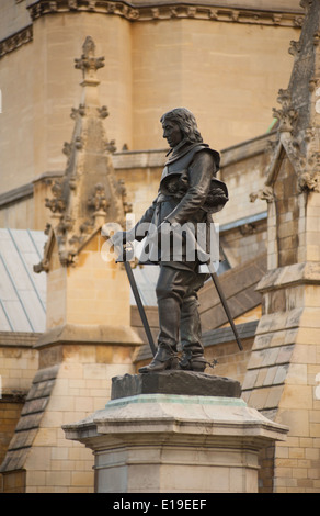 Statue von Oliver Cromwell außerhalb von Westminster Hall, den Houses of Parliament. Stockfoto