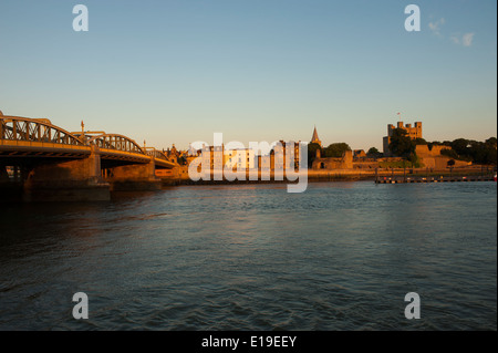 Rochester aus über den Fluss Medway bei Sonnenuntergang. Stockfoto