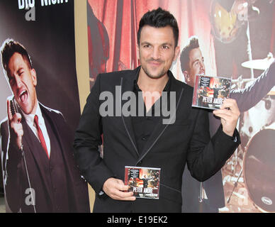 Milton Keynes, UK. 27. Mai 2014. Peter Andre bei einer Unterzeichnung und P.A sein neue Album "Big Night" am Itsu Shopping Centre, Mittsommer Ort, Milton Keynes, UK auf kann 27. 2014 Credit: KEITH MAYHEW/Alamy Live News Stockfoto