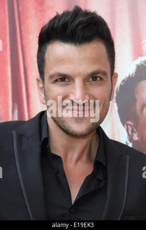 Milton Keynes, UK. 27. Mai 2014. Peter Andre bei einer Unterzeichnung und P.A sein neue Album "Big Night" am Itsu Shopping Centre, Mittsommer Ort, Milton Keynes, UK auf kann 27. 2014 Credit: KEITH MAYHEW/Alamy Live News Stockfoto