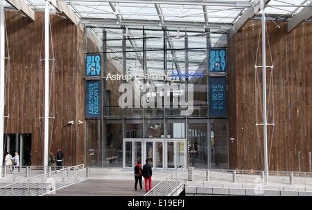 Besucher auf der neuen Astrup Fearnley Museum of Modern Art in Tjuvholmen in Oslo von Renzo Piano entworfen Stockfoto
