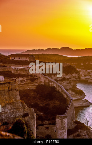 Europa, Frankreich, Corse-du-Sud (2A), Bonifacio. Die Zitadelle und die Wälle bei Sonnenuntergang. Stockfoto