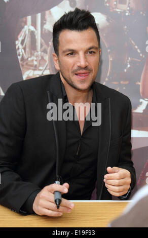 Milton Keynes, UK. 27. Mai 2014. Peter Andre bei einer Unterzeichnung und P.A sein neue Album "Big Night" am Itsu Shopping Centre, Mittsommer Ort, Milton Keynes, UK auf kann 27. 2014 Credit: KEITH MAYHEW/Alamy Live News Stockfoto