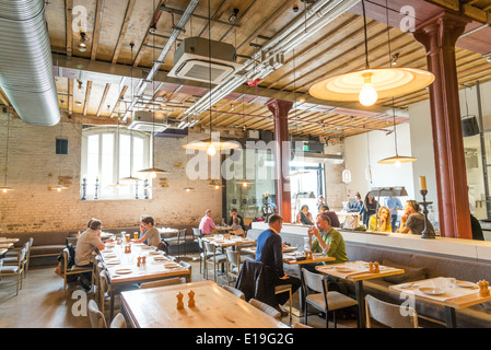 Caravan Restaurant in Granary Square, King Cross, London, England, UK Stockfoto