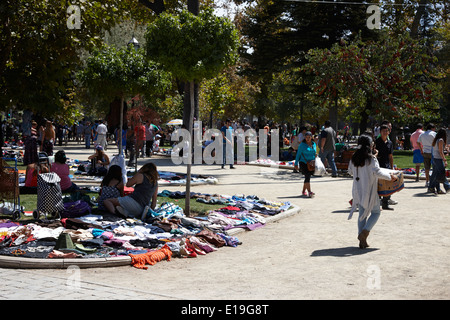 Menschen im Parque forestal an einem sonnigen Tag für den Open-Air-Flohmarkt in Santiago Chile Stockfoto