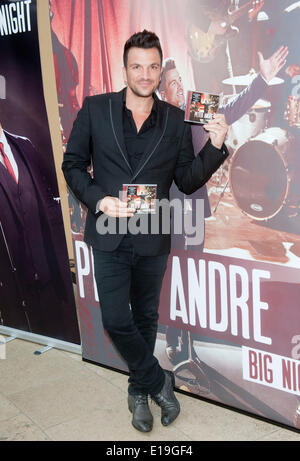 Milton Keynes, UK. 27. Mai 2014. Peter Andre Unterzeichnung Exemplare seines neuen Albums "Große Nacht" im Hochsommer findet Milton Keynes 27. kann 2014 Credit: Brian Jordan/Alamy Live News Stockfoto