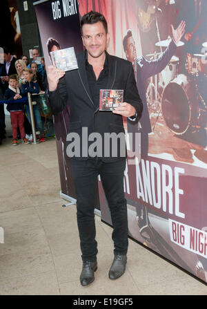 Milton Keynes, UK. 27. Mai 2014. Peter Andre Unterzeichnung Exemplare seines neuen Albums "Große Nacht" im Hochsommer findet Milton Keynes 27. kann 2014 Credit: Brian Jordan/Alamy Live News Stockfoto