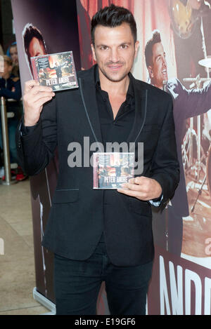 Milton Keynes, UK. 27. Mai 2014. Peter Andre Unterzeichnung Exemplare seines neuen Albums "Große Nacht" im Hochsommer findet Milton Keynes 27. kann 2014 Credit: Brian Jordan/Alamy Live News Stockfoto