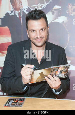 Milton Keynes, UK. 27. Mai 2014. Peter Andre Unterzeichnung Exemplare seines neuen Albums "Große Nacht" im Hochsommer findet Milton Keynes 27. kann 2014 Credit: Brian Jordan/Alamy Live News Stockfoto