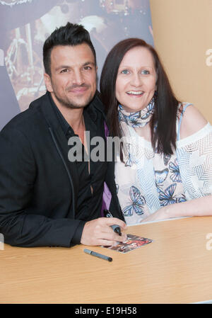 Milton Keynes, UK. 27. Mai 2014. Peter Andre Unterzeichnung Exemplare seines neuen Albums "Große Nacht" im Hochsommer findet Milton Keynes 27. kann 2014 Credit: Brian Jordan/Alamy Live News Stockfoto