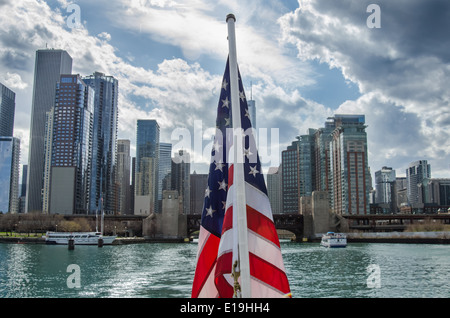 Amerikanische Flagge vor Downtown Chicago Skyline Stockfoto