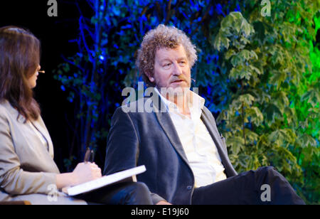 Sebastian Faulks bei Hay on Wye Festival erzählt 27. Mai 2014 Bestseller Vogelgezwitscher Wales Uk Stockfoto