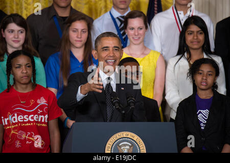 US-Präsident Barack Obama zu Studenten versammelten sich zum White House Science Fair im East Room 27. Mai 2014 in Washington, DC spricht. Die Veranstaltung umfasste 100 Studenten aus mehr als 30 verschiedene Zustände, die konkurrierten in Wissenschaft, Technologie, Technik und Mathematik-Wettbewerben. Stockfoto