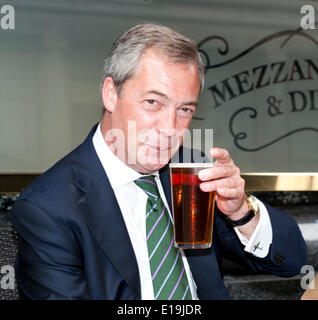 London Großbritannien 26. Mai 2014 Federn Pub Broadway Nigel Farage UKIP Führer mit festlichen Pint nach Euro Wahl gewinnen. Bildnachweis: Prixnews/Alamy Live-Nachrichten Stockfoto