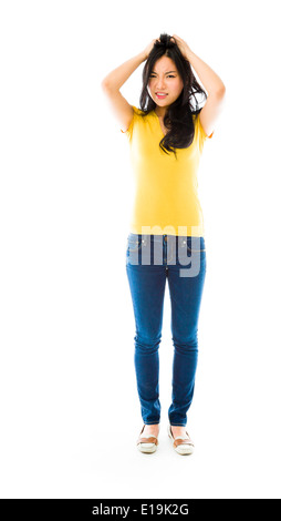 Junge asiatische Frau ziehen ihr Haar und schrie frustriert Stockfoto
