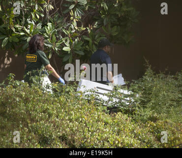 Mission Viejo, Kalifornien, USA. 27. Mai 2014. Orange County Sheriff Departement stellvertretender Gerichtsmediziner tragen Beweise Säcke und Kisten in einem Haus entlang der 25600 Block von Pacific Hills Drive in Mission Viejo am Dienstag Nachmittag.---Behörden reagierten auf einen 911 Anruf für einen Check-Wohlfahrt in dem 25600 Block von Pacific Hills Drive in Mission Viejo am Dienstagmorgen. Bildnachweis: ZUMA Press, Inc./Alamy Live-Nachrichten Stockfoto