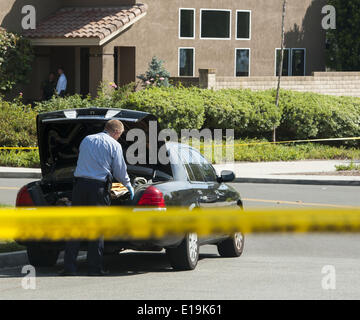 Mission Viejo, Kalifornien, USA. 27. Mai 2014. Ein Orange County Sheriff Department Homicide Ermittler Beweise Taschen und Hüllen aus dem Kofferraum eines Autos auf Dienstag.---zieht reagierten Behörden auf einen 911 Anruf für einen Check-Wohlfahrt in dem 25600 Block von Pacific Hills Drive in Mission Viejo am Dienstagmorgen. Bildnachweis: ZUMA Press, Inc./Alamy Live-Nachrichten Stockfoto