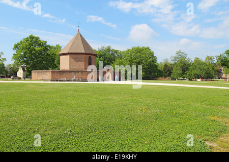 Das Magazin Gebäude in Colonial Williamsburg, Virginia, gegen ein strahlend blauer Himmel Stockfoto