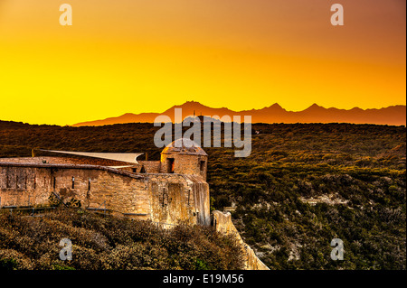 Europa, Frankreich, Corse-du-Sud (2A), Bonifacio. Die Wälle bei Sonnenuntergang. Stockfoto