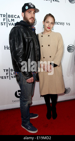 Michael Mosberg (L) und Jemima Kirke besuchen die Weltpremiere von "Zeit ist Illmatic" beim TriBeCa Film Festival 2014. Stockfoto