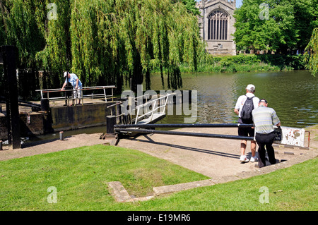 Kanalschleuse und Holy Trinity Church, London, England. Stockfoto