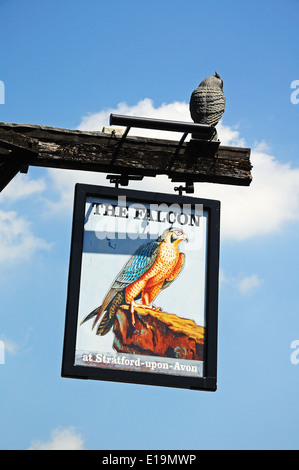 Legacy Falcon Hotel Zeichen entlang Chapel Street, Stratford-Upon-Avon, Warwickshire, England, Vereinigtes Königreich, West-Europa. Stockfoto