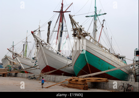 Sunda Kelapa, der geschäftigen Schoner aus Holz von Jakarta. Stockfoto