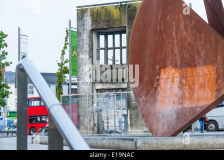 Brunnen mit Galway Hookers Stockfoto