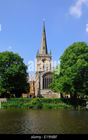 Holy Trinity Church gesehen über den Fluss Avon, Stratford Warwickshire, England, Vereinigtes Königreich, Western Europe. Stockfoto