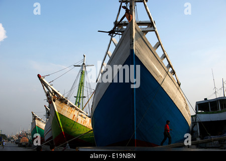 Sunda Kelapa, der geschäftigen Schoner aus Holz von Jakarta. Stockfoto