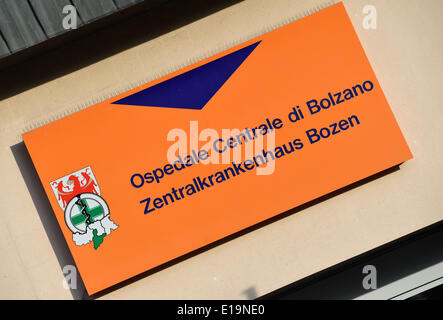 Ein Zeichen über dem Haupteingang des zentralen Krankenhauses in Bozen, Italien, 27. Mai 2014 wo eines der beiden Opfer, ein deutscher Tourist von 63 Jahren, nachdem er bei einem Autounfall verletzt, während ein Sponsor-Event in Deutschlands WM-Trainingslager behandelt wird. Mercedes-Benz sagte, dass das Paar mit dem Auto der Deutschen Tourenwagen-Serie (DTM) Fahrer Wehrlein auf einer abgesperrten Straße getroffen wurden, und mit unbekannten Verletzungen ins Krankenhaus gebracht. Deutschlands Fußball Mannschaft bereitet sich auf die kommende FIFA WM 2014 in Brasilien bei einem Trainingslager in Südtirol bis 30. Mai 2014. Foto: Andreas Gebert/dpa Stockfoto