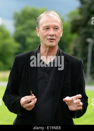 Künstler Ottmar Hoerl Gesten vor der Goethe-Universität in Frankfurt Am Main, Deutschland, 27. Mai 2014. Hoerl schuf Skulpturen des großen deutschen Dichters Goethe in vier Farben anlässlich des 100. Jahrestages der Universität. Die 400 einen meter hohen Miniatur, die Goethes am Campus Westend vor dem Haupteingang der Universität vom 11. Juni bis 20. Juli 2014 ausgestellt werden. Foto: ROLAND HOLSCHNEIDER/dpa Stockfoto