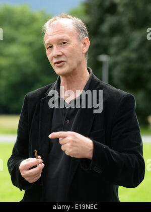 Künstler Ottmar Hoerl Gesten vor der Goethe-Universität in Frankfurt Am Main, Deutschland, 27. Mai 2014. Hoerl schuf Skulpturen des großen deutschen Dichters Goethe in vier Farben anlässlich des 100. Jahrestages der Universität. Die 400 einen meter hohen Miniatur, die Goethes am Campus Westend vor dem Haupteingang der Universität vom 11. Juni bis 20. Juli 2014 ausgestellt werden. Foto: ROLAND HOLSCHNEIDER/dpa Stockfoto