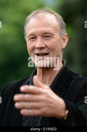 Künstler Ottmar Hoerl Gesten vor der Goethe-Universität in Frankfurt Am Main, Deutschland, 27. Mai 2014. Hoerl schuf Skulpturen des großen deutschen Dichters Goethe in vier Farben anlässlich des 100. Jahrestages der Universität. Die 400 einen meter hohen Miniatur, die Goethes am Campus Westend vor dem Haupteingang der Universität vom 11. Juni bis 20. Juli 2014 ausgestellt werden. Foto: ROLAND HOLSCHNEIDER/dpa Stockfoto