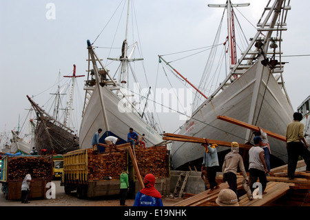 Sunda Kelapa, der geschäftigen Schoner aus Holz von Jakarta. Stockfoto