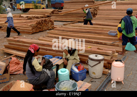 Sunda Kelapa, der geschäftigen Schoner aus Holz von Jakarta. Stockfoto