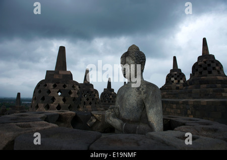 Borobudur, 9. Jh. Mahayana buddhistischen Tempel. Waisak Day (Buddhas Geburtstag) zieht Pilger Mönche aus ganz Asien. Stockfoto