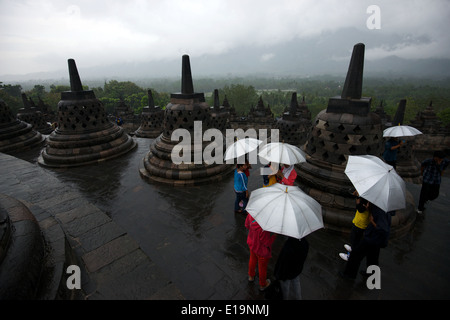 Borobudur, 9. Jh. Mahayana buddhistischen Tempel. Waisak Day (Buddhas Geburtstag) zieht Pilger Mönche aus ganz Asien. Stockfoto