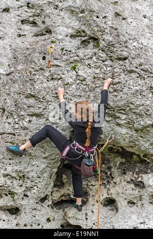 Junge Frau, die Felsen zu klettern. Stockfoto