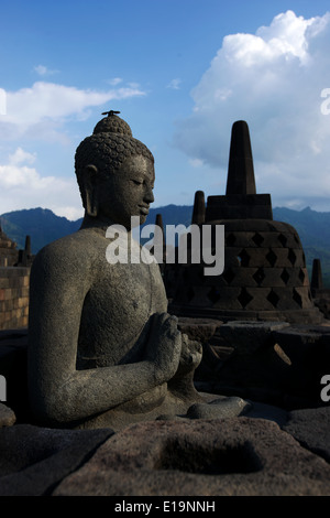 Borobudur, 9. Jh. Mahayana buddhistischen Tempel. Waisak Day (Buddhas Geburtstag) zieht Pilger Mönche aus ganz Asien. Stockfoto