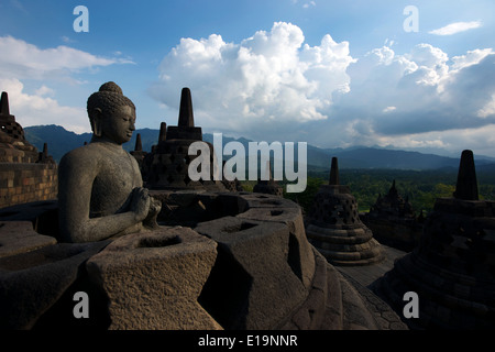 Borobudur, 9. Jh. Mahayana buddhistischen Tempel. Waisak Day (Buddhas Geburtstag) zieht Pilger Mönche aus ganz Asien. Stockfoto