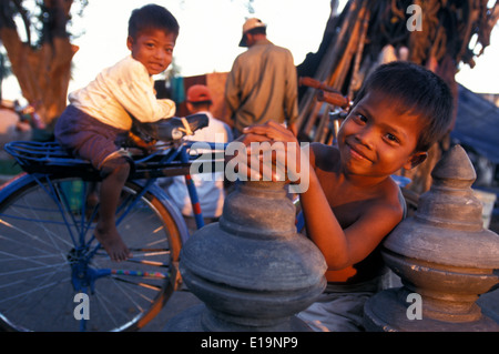 Kambodscha: Phnom Penh Kinder spielen am Wasser des Tonle Sap Stockfoto